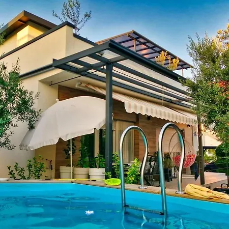 Luxury Slavica بيت ضيافة 4*