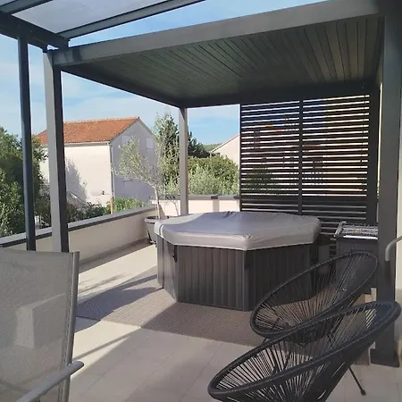 Luxury Slavica بيت ضيافة 4*